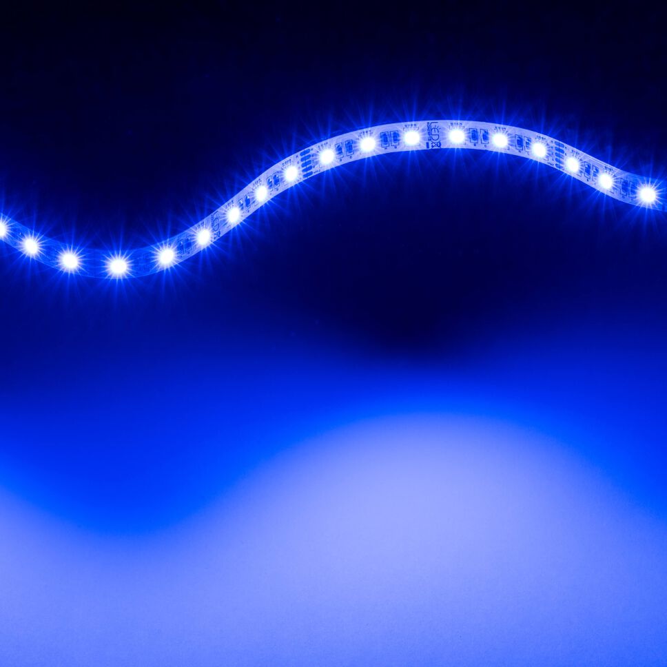 blau leuchtender RGBW LED Streifen mit 60 4-in-1 LEDs pro Meter, das Blau ist satt, kräftig und gleichmäßig