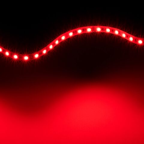 RGBW LED Strifen mit 18W/m rot leuchtend, es werden 4W/m verbraucht, das Rot ist kräftig und gleichmäßig