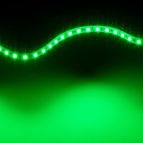 grün leuchtender RGBW LED Streifen, übrigen Kanäle sind deaktiviert, Leiterplatte ist flexibel und Streifen gewellt