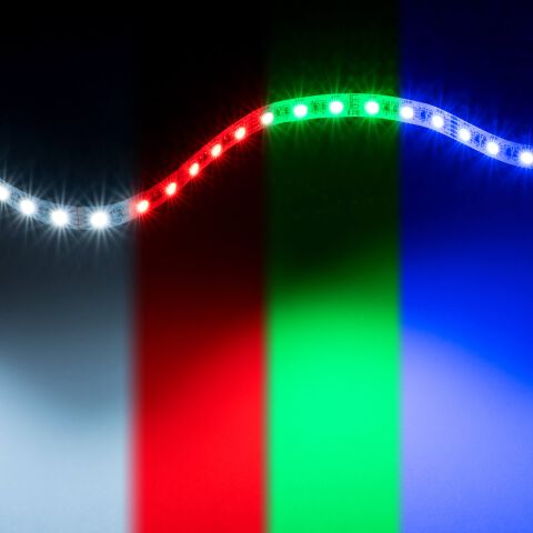 RGBW LED Streifen leuchtend, zusammengesetztes Bild mit kaltweißen, roten, grünen und blauen Licht