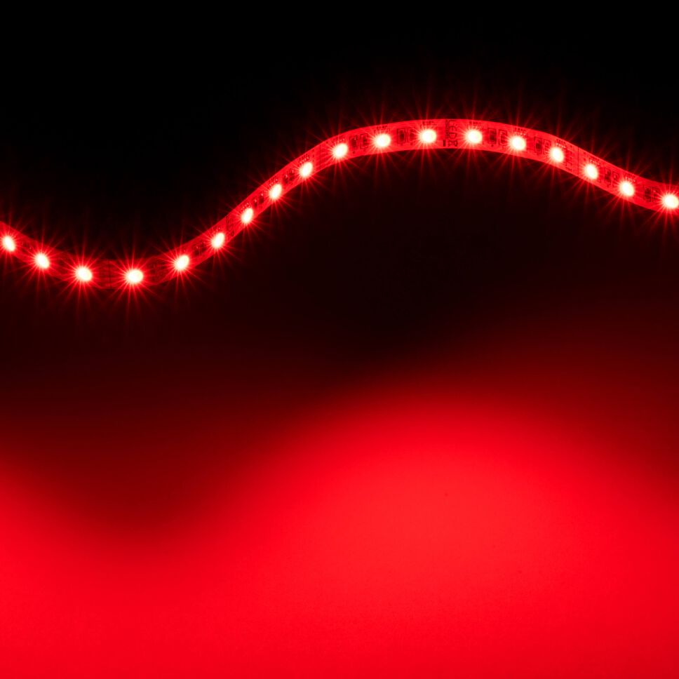RGBW 4-in-1 LED Streifen rot leuchtend, der Streifen ist flexibel und zu einer Welle gelegt