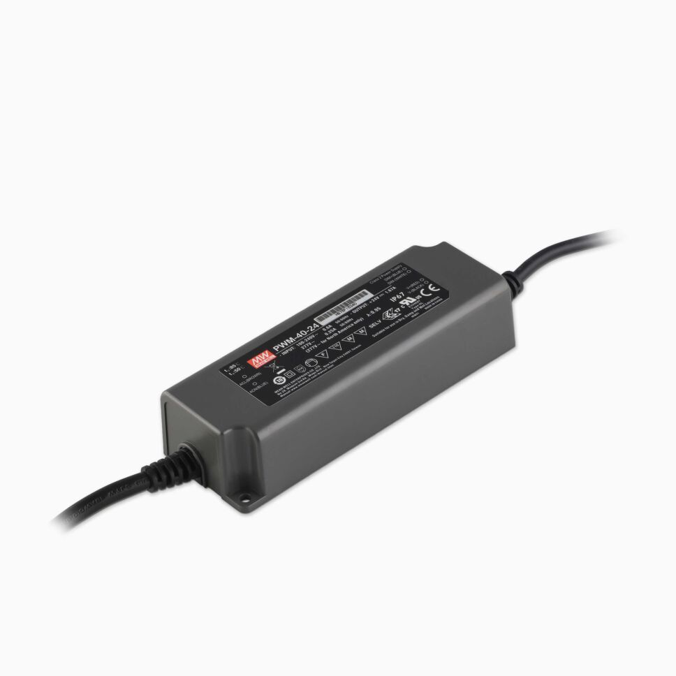 dunkelgraues LED Netzteil PWM-40-24 von MeanWell mit schwarzen Zuleitungen und diversen Zulassungen, freigestellt vor grauen Hintergrund