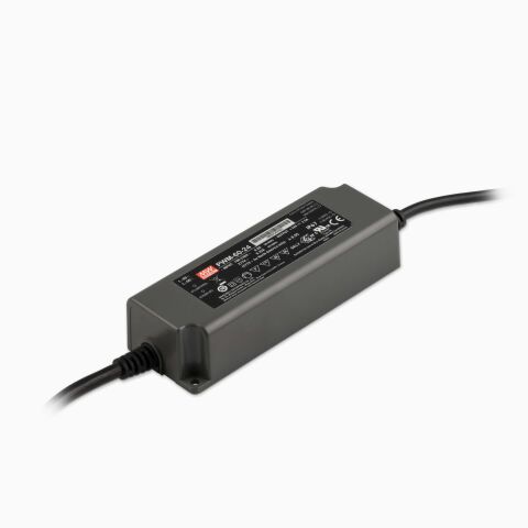 schwarzes LED Netzteil Konstantspannung von MeanWell PWM-60-24, freigestellt vor grauen Hintergrund