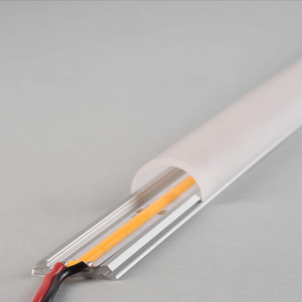 Foto vom biegbaren LED Alu Profil FLEX mit opaler runder Abdeckung. Der verbaute LED Streifen ist ein 8mm breiter COB LED Streifen, welcher nicht leuchet