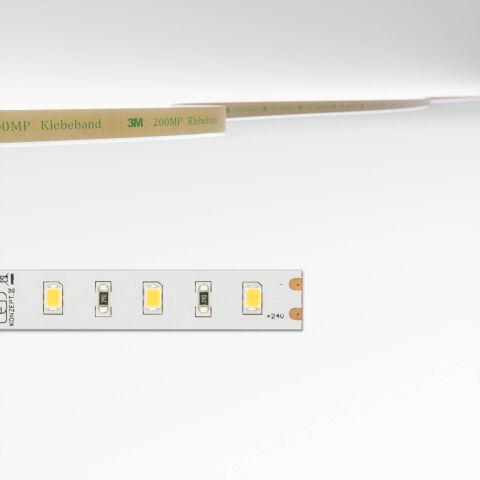 Produktbild vom LED Streifen mit F Effizienz und weißer Leiterplatte. Die Neutralweiße Lichtfarbe wird oben im Bild dargestellt