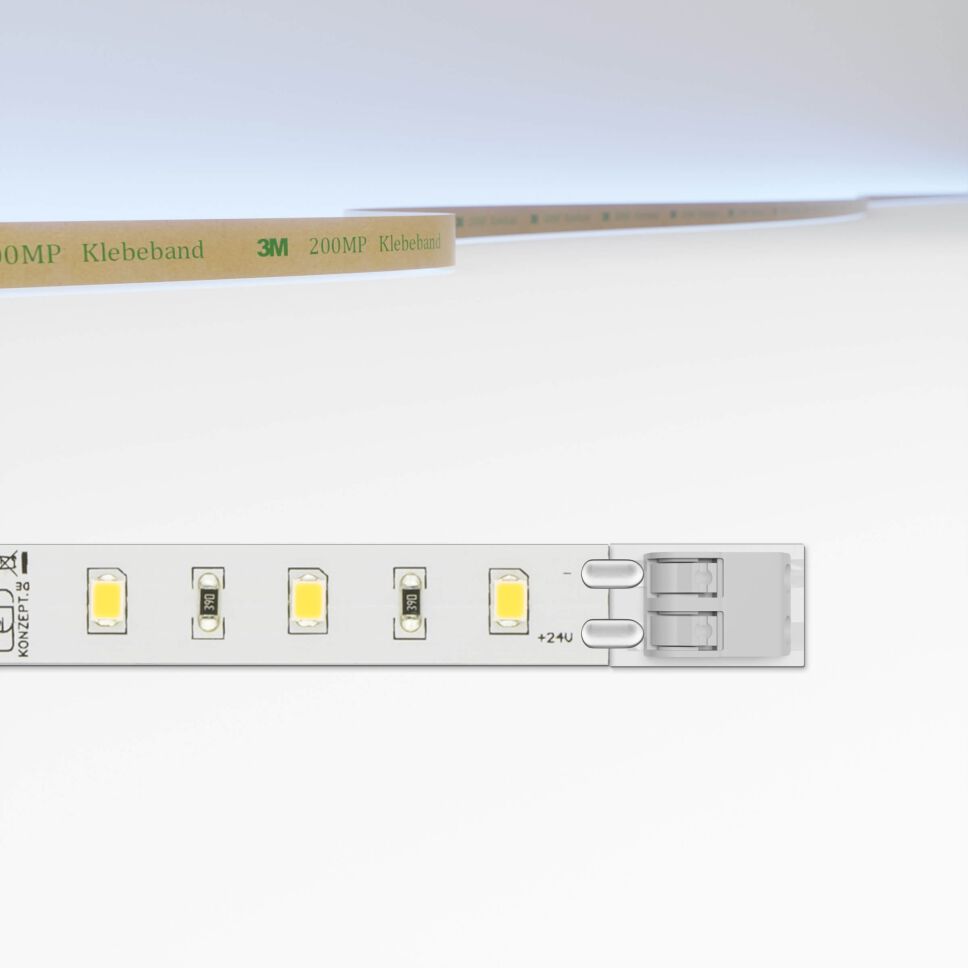 Produktbild vom LED Streifen mit F Effizienz und weißer Leiterplatte. Die kaltweiße Farbtemperatur wird oben im Bild dargestellt