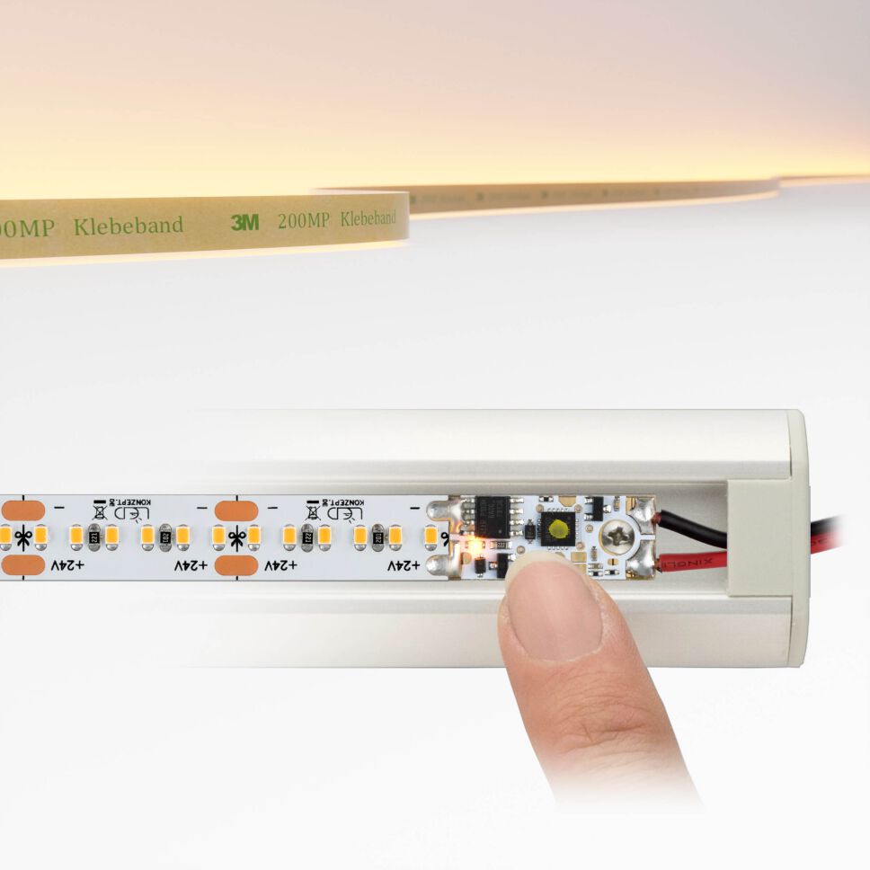 dicht bestückter LED Streifen mit kurzen Modulen und Profil-Dimmer im LED Alu Profil STOS, oben ist die Leiterplatte und Lichtfarbe zu sehen