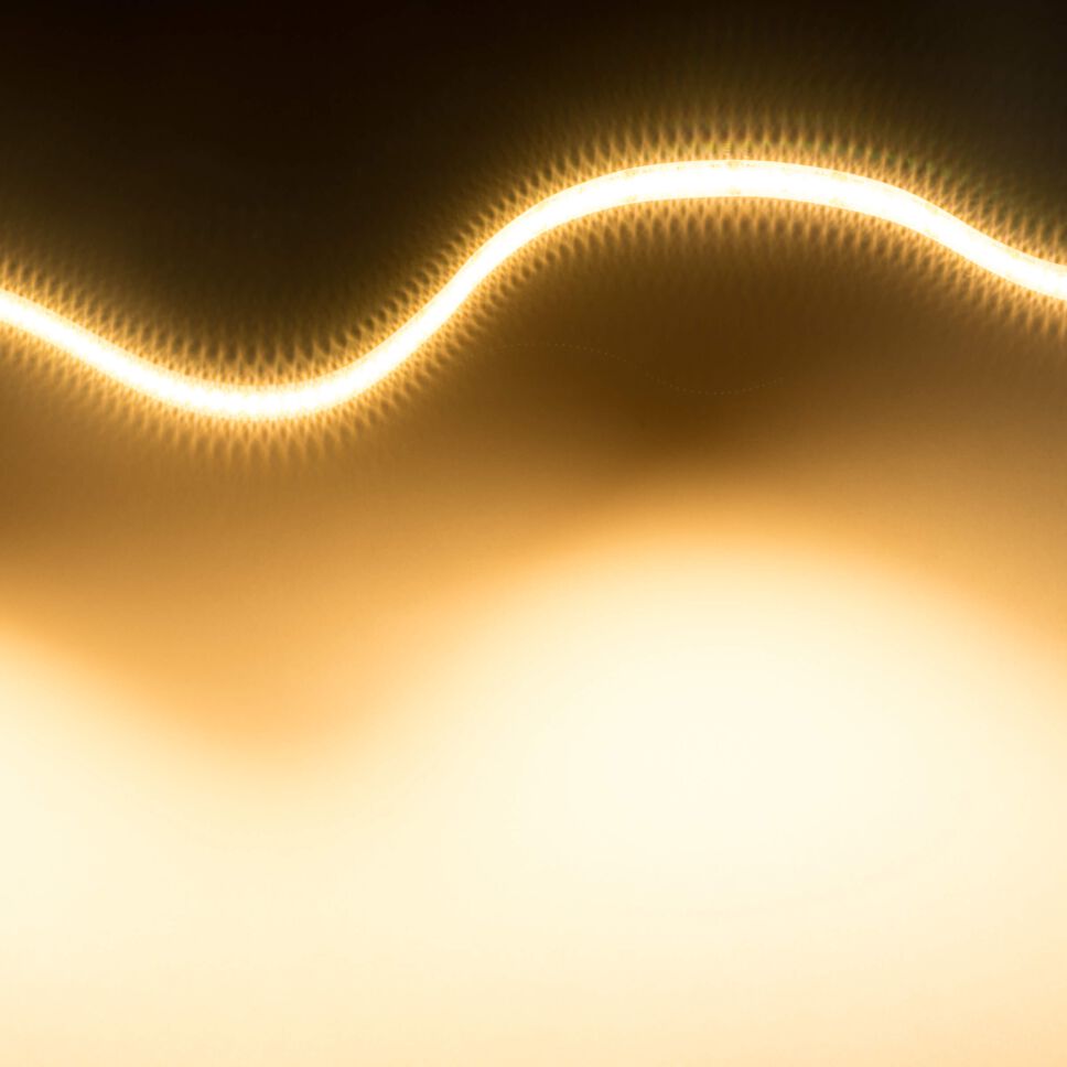 Techniche Darstellung vom 2700K warmweiß leuchtenden 24V LED Streifen mit Profil-Dimmer. Das Bild ist bemaßt