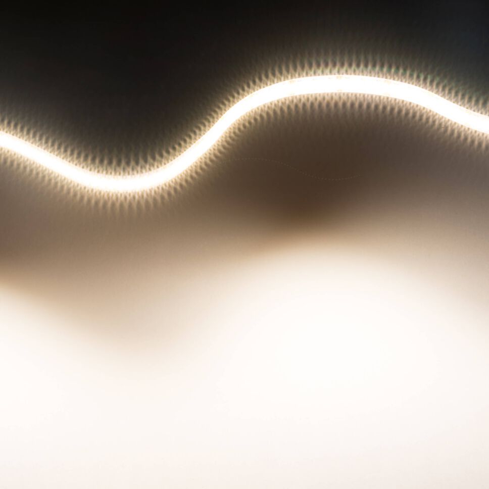 Techniche Darstellung vom 3500K warmweiß leuchtenden 24V LED Streifen mit Profil-Dimmer. Das Bild ist bemaßt