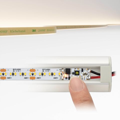 dicht bestückter LED Streifen mit kurzen Modulen und Profil-Dimmer im LED Alu Profil STOS, Kontrollleuchte ist aus, oben ist die Leiterplatte und Lichtfarbe illustriert