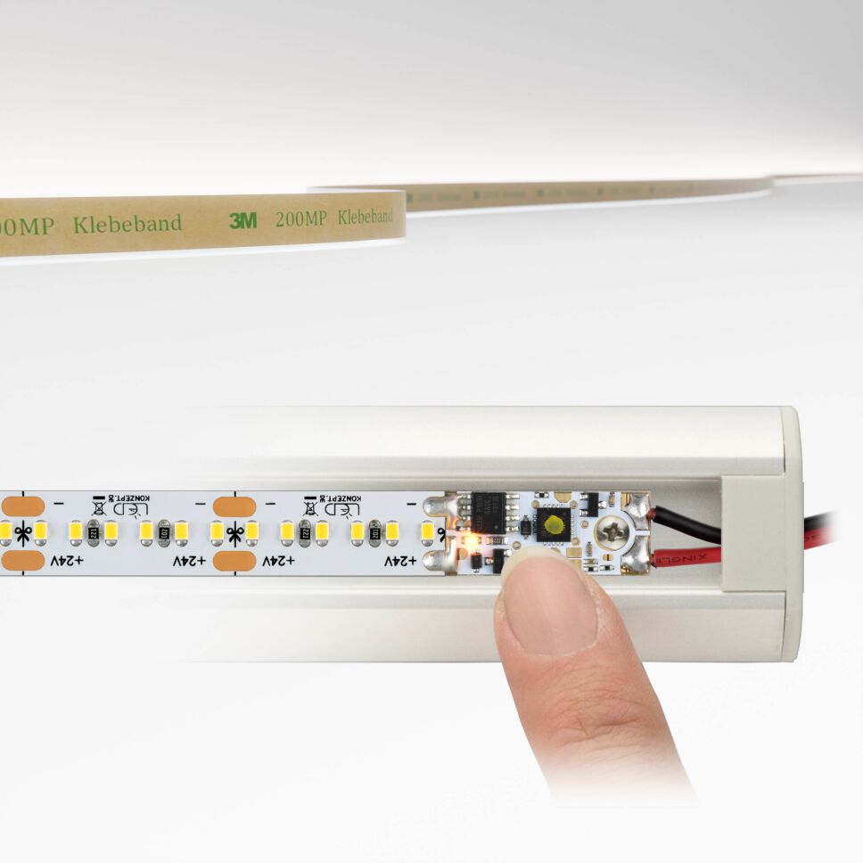 dicht bestückter LED Streifen mit kurzen Modulen und Profil-Dimmer im LED Alu Profil STOS, orangene Kontrollleuchte ist an, oben ist die Lichtfarbe dargestellt