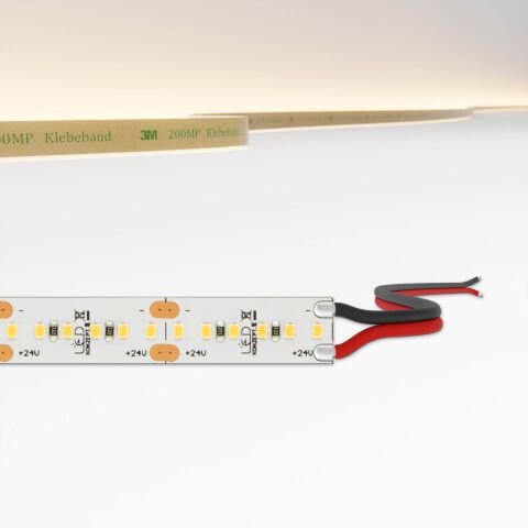 dicht bestückter LED Streifen mit kurzer Modullänge und Litzenanschluss, im oberen Teil ist die Lichtfarbe gezeigt
