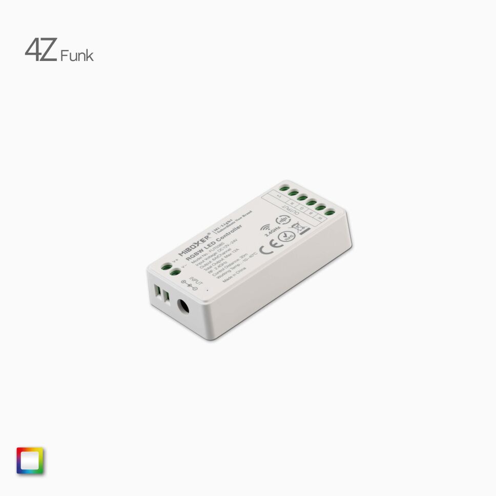 Kavaliersperspektive des RGBW LED Funk Controllers mit Schraubklemmen und DC-Buchse