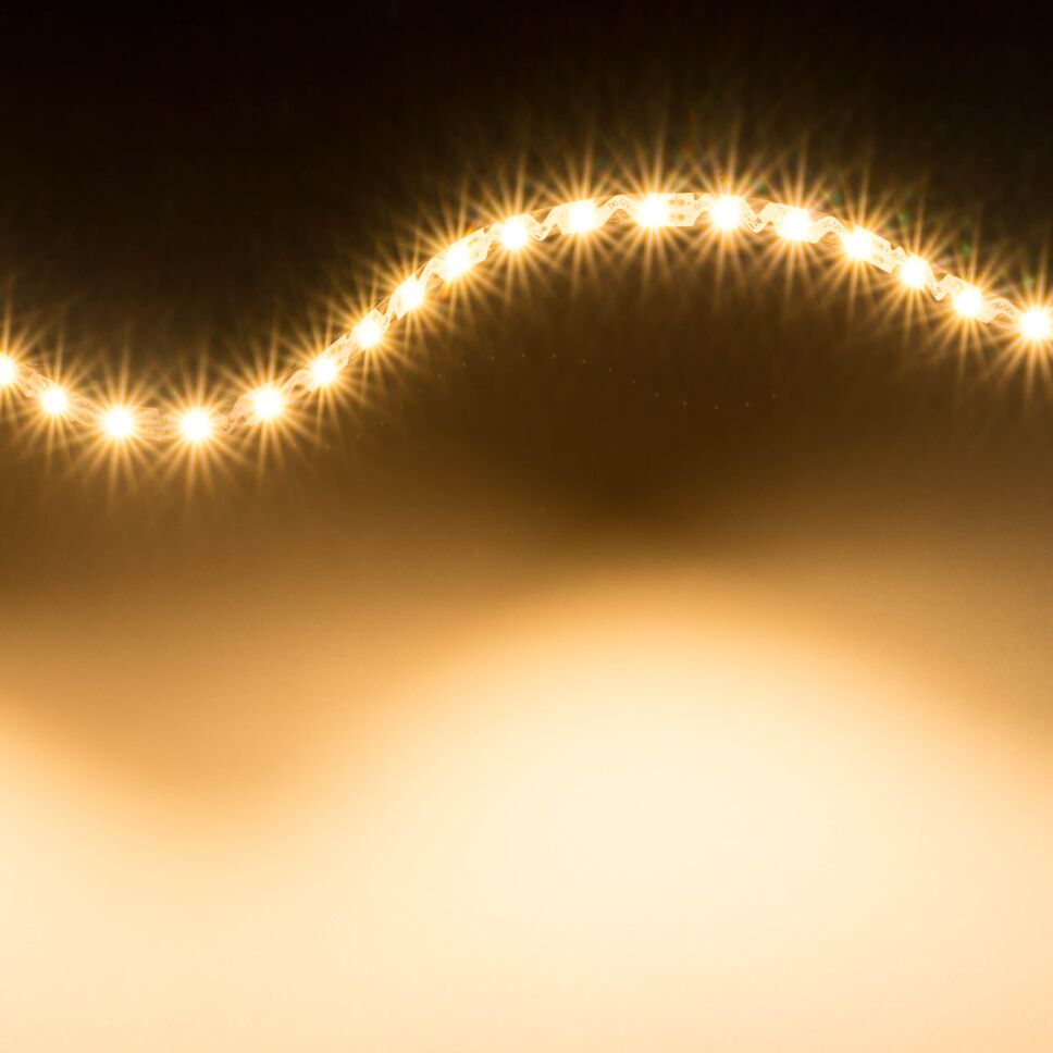 warmweiß mit 2700K leuchtender LED Streifen, sehr hell, effizient und mit flexibler Leiterplatte