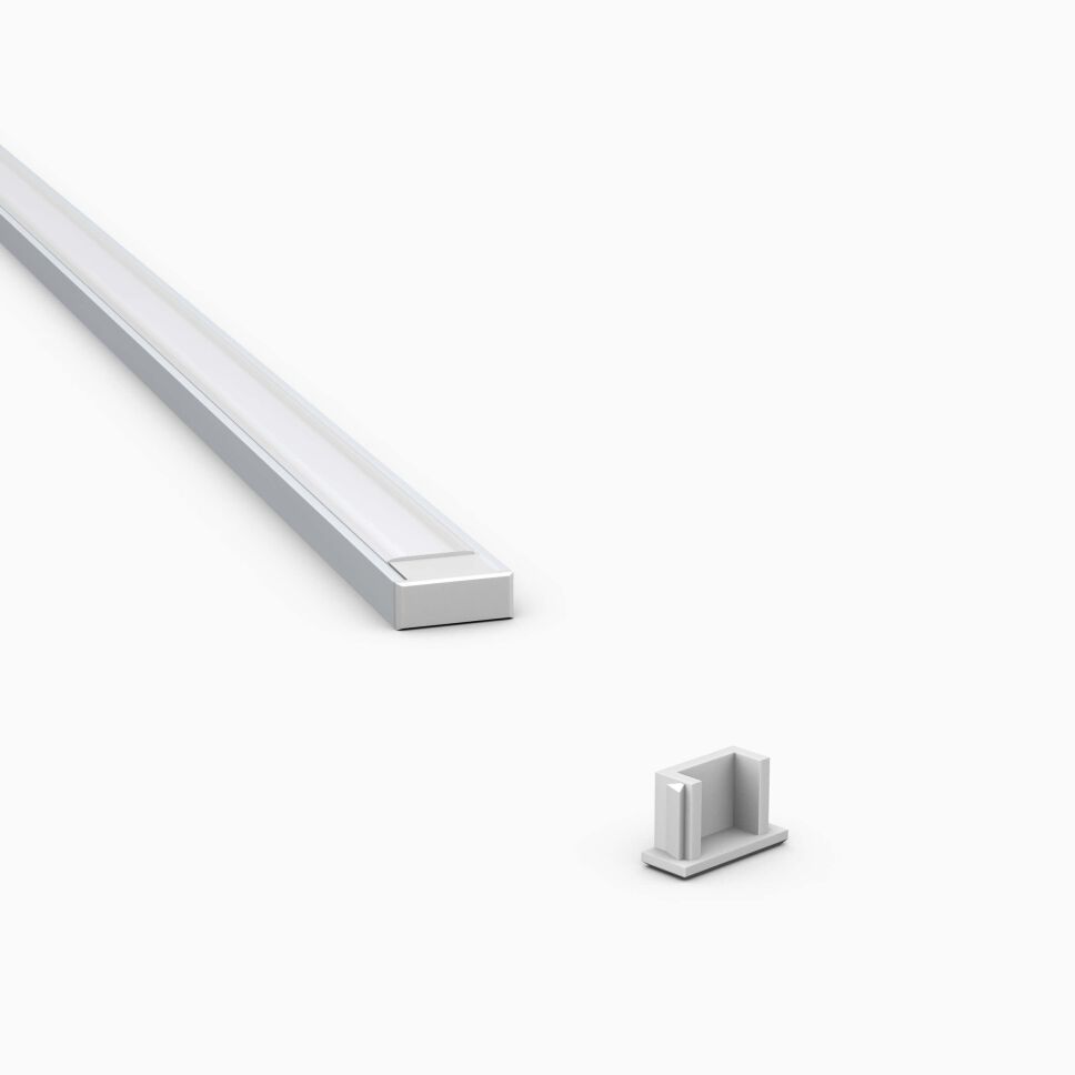 Profil SK Endkappe aus grauem Kunststoff, Produktbild und Endkappe auf Profil gesteckt