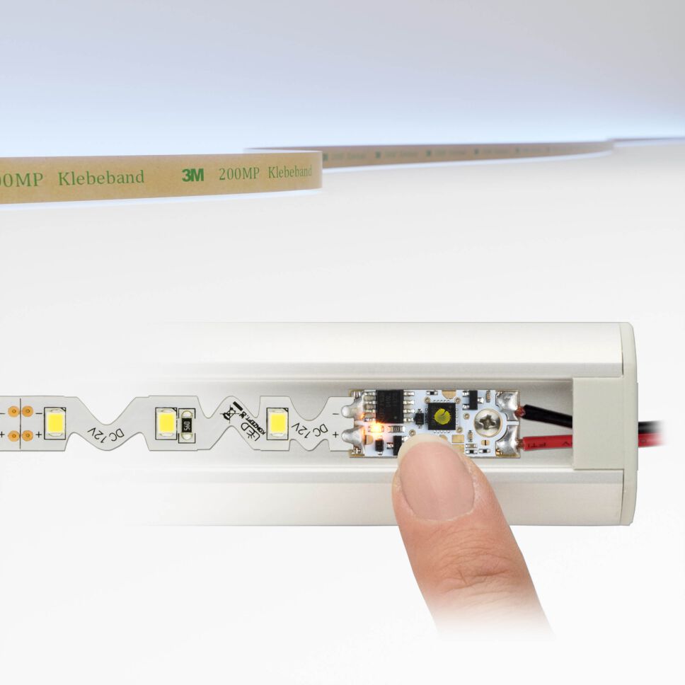 Produktbild, LED Streifen mit Dimmer und Zick-Zack-Leiterplatte, die Lichtfarbe wird oberhalb des LED Streifens angezeigt