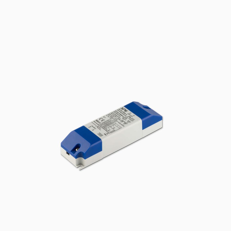 weißes LED Netzteil SLT45-1050IL-E mit blauen Abschlusskappen, freigestellt vor grauen Hintergrund
