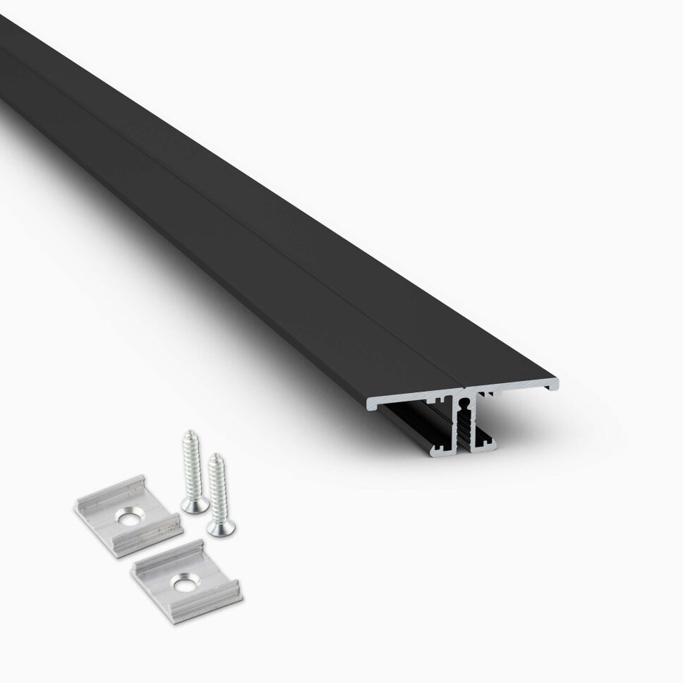 Produktbild vom schwarz eloxierten Lichtvoutenprofil T ohne Abdeckung mit Montageclips, freigestellt vor grauem Hintergrund