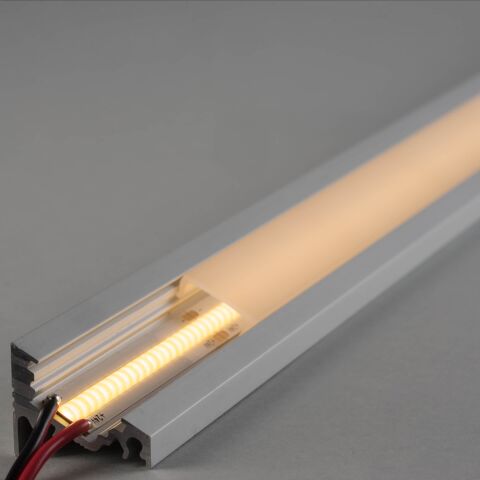 LED Alu Profil E mit opaler Abdeckung und COB LED Streifen, warmweiß leuchtend. Dank COB LEDs leuchtet die Abdeckung sehr homogen und gleichmäßig