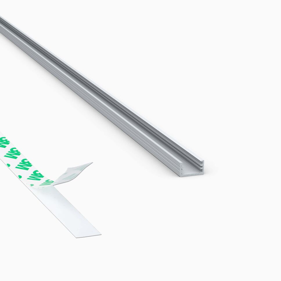 Produktbild, LED Alu Profil S10 in alu eloxiert ohne Abdeckung mit 3M Klebeband, freigestellt vor grauem Hintergrund
