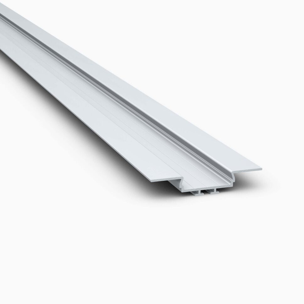 Produktbild vom LED Alu Profil OPAC mit breiten Flügeln ohne Abdeckung, die flache LED Leiste ist freigestellt vor grauen Hintergrund