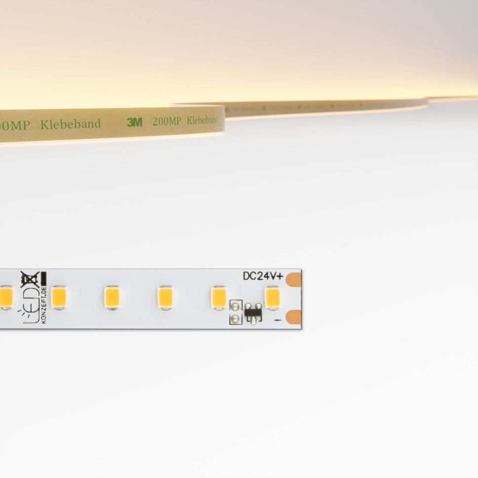 Effizienter IC LED Streifen mit regelnden Transistorschalterungen auf weißer Leiterplatte in 10mm Breite, die technische Zeichnung im oberen Teil des Bilders ist bemaßt und zeigt verfügbare Anschlussarten.