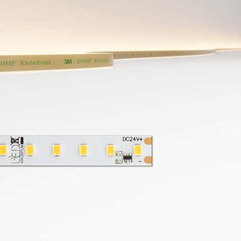 warmweiß mit 3000k leuchtender geregelter IC LED Streifen mit Transistorschaltungen auf weißer Leiterplatte in 10mm Breite