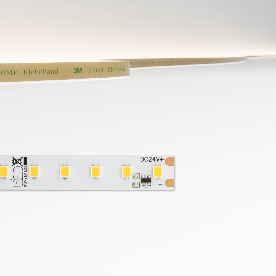 IC LED Streifen mit spannungsregelnden Transistorschaltungen und neutralweißen LEDs. Produktbild, freigestellt vor grauen Hintergrund. Die technische Zeichnung im oberen Teil des Bilders ist mit Bemaßung und zeigt die zur Auswahl stehenden Anschlussarten.