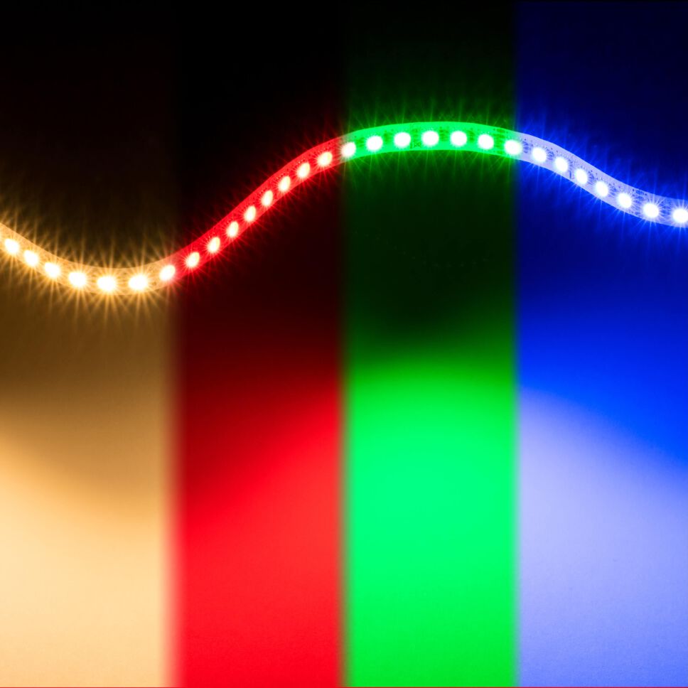 Zusammengesetztes Bild der einzelnen Kanäle des RGBW LED Streifens leuchtend, links warmweiß, rechts RGB