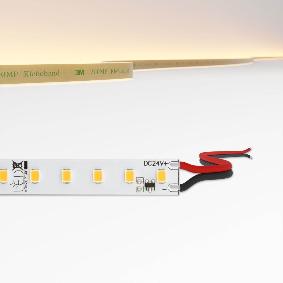 geregelter IC LED Streifen mit weißer Leiterplatte, technische Zeichnung im oberen Teil des Bilders ist bemaßt und zeigt Anschlussart Litzenanschluss