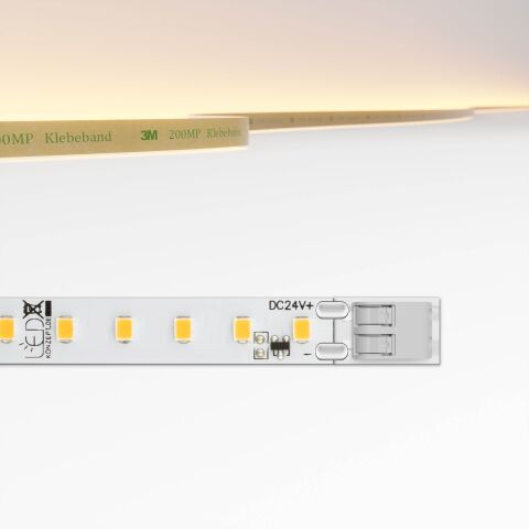 geregelter IC LED Streifen mit weißer Leiterplatte, Illustration der flexibler Leiterplatte und der Lichtfarbe ist im oberen Teil des Bildes gezeigt