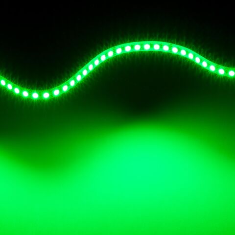 grün leuchtender RGBW LED Streifen mit 4-in-1-Chips, der Strip ist flexibel und kann gebogen werden