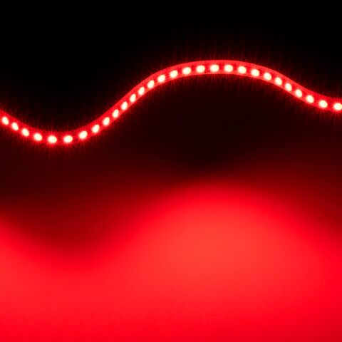 rot leuchtender RGBW LED Streifen, der Strip ist flexibel und kann so auch rund verlegt werden zur bspw. Lichtwelle
