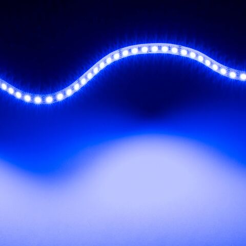blau leuchtender RGBW LED Streifen mit 4-in-1-Chips, der Strip ist flexibel und kann zur Welle gelegt werden