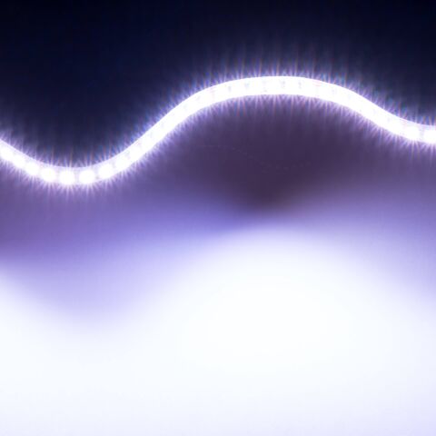 RGBW LED Streifen mit maximaler Helligkeit, alle Kanäle leuchten, Ergebnis ist ein kaltweißes Licht mit leichtem Lilastich