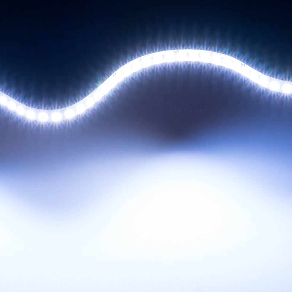 RGBW LED Streifen mit maximaler Helligkeit, alle Kanäle leuchten, Ergebnis ist ein kaltweißes Licht mit leichtem Lilastich