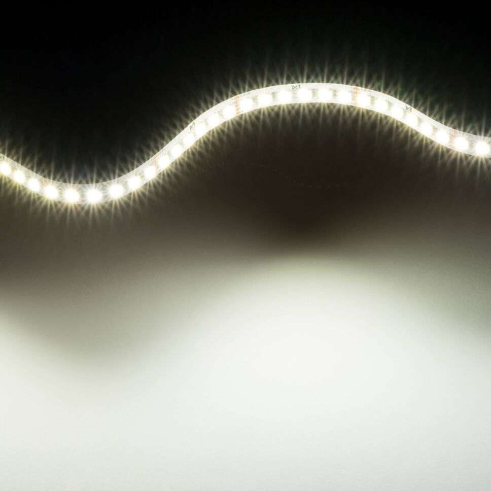 neutralweiß leuchtender RGBW LED Streifen mit hoher Farbwiedergabe, die drei Kanäle R, G,B sind ausgeschaltet, der weiße Kanal leuchtet reinweiß