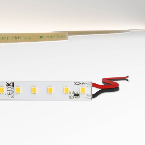 geregelter IC LED Streifen mit weißer Leiterplatte und Anschlussart Litzenanschluss, Illustration im oberen Teil des Bildes zeigt die flexible Leiterplatte wie auch Lichtfarbe