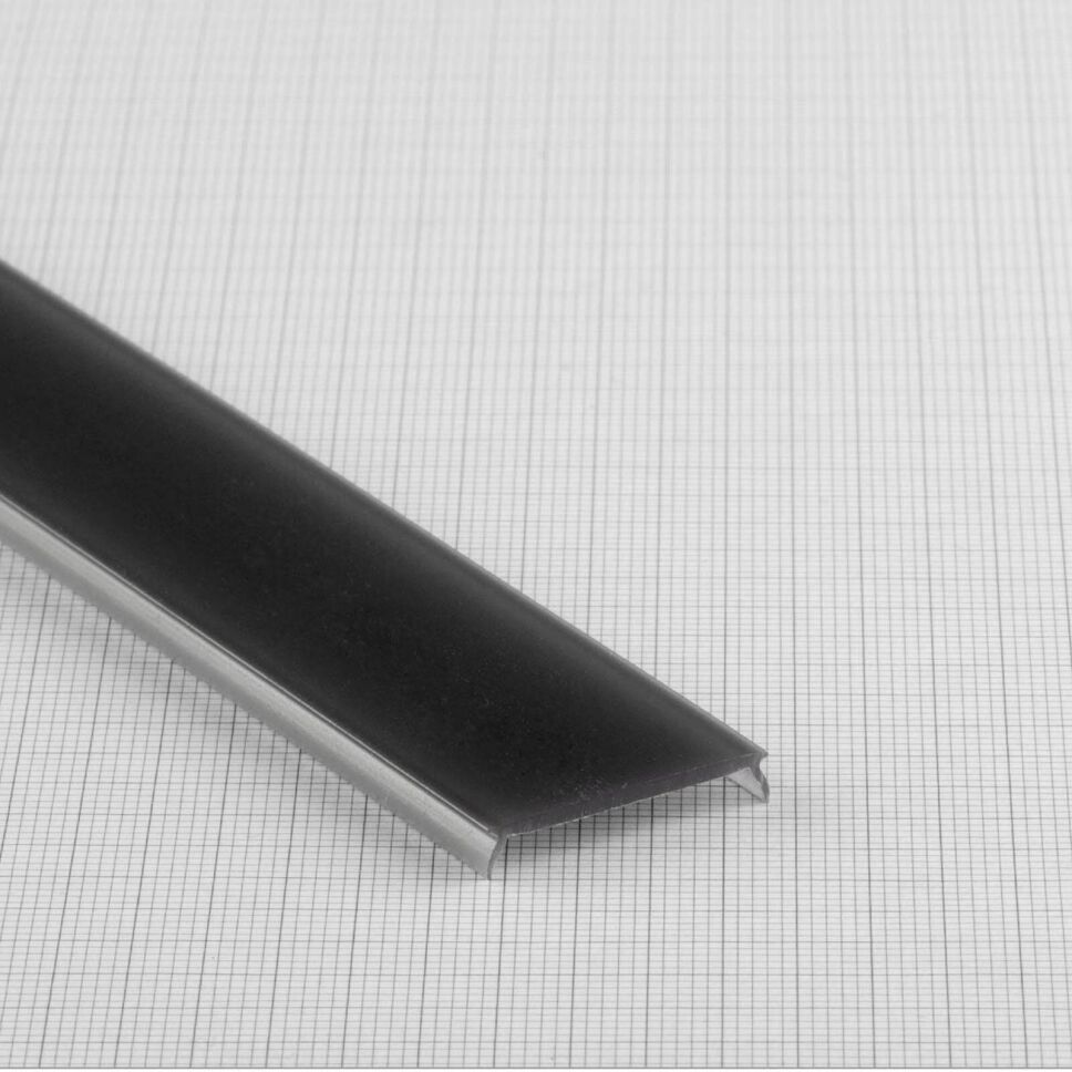 schwarze Kunststoff-Abdeckung auf kariertem Untergrund