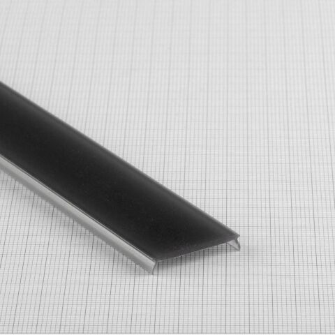 schwarze Kunststoff-Abdeckung auf kariertem Untergrund