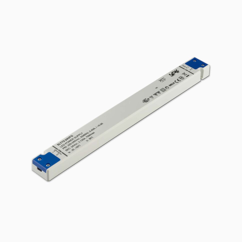 weißes LED Netzteil im Kunststoffgehäuse, schmal und lang, Produktbild vor grauen Hintergrund