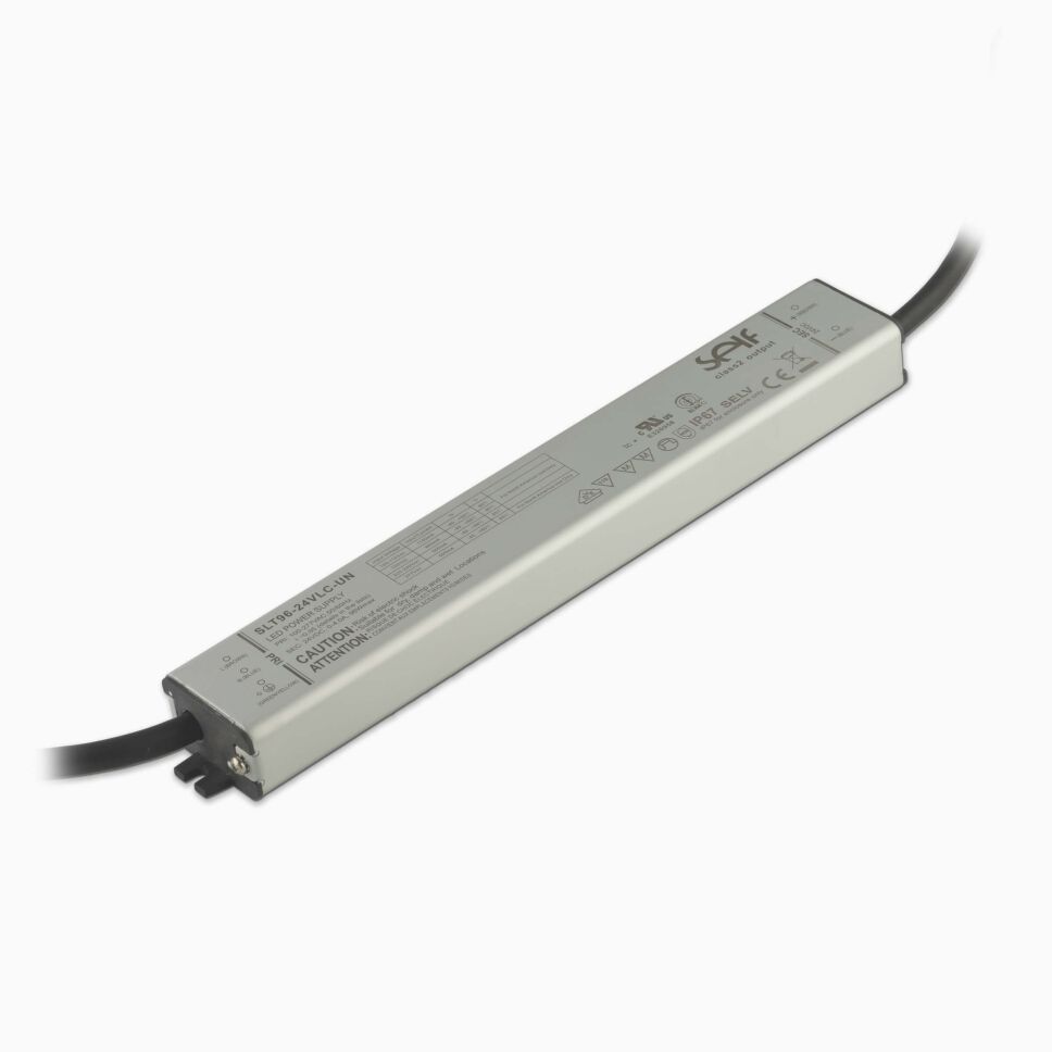 längliches und schmales LED Netzteil im Metallgehäuse mit schwarzen Anschlusskabeln, freigestelltes Produktbild vor grauem Hintergrund