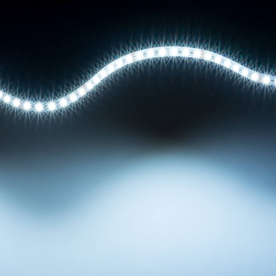 kaltweiß leuchtender LED CCT Streifen mit dichter Bestückung welcher zu einer Lichtwelle gelegt ist