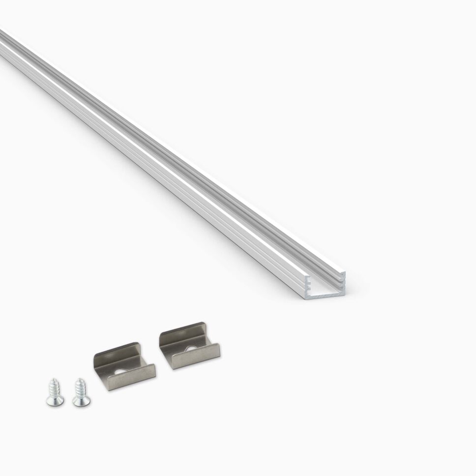 Produktbild, LED Alu Profil S10 in pulverbeschichtet weiß ohne Abdeckung mit 4 Montageclips, freigestellt vor grauem Hintergrund