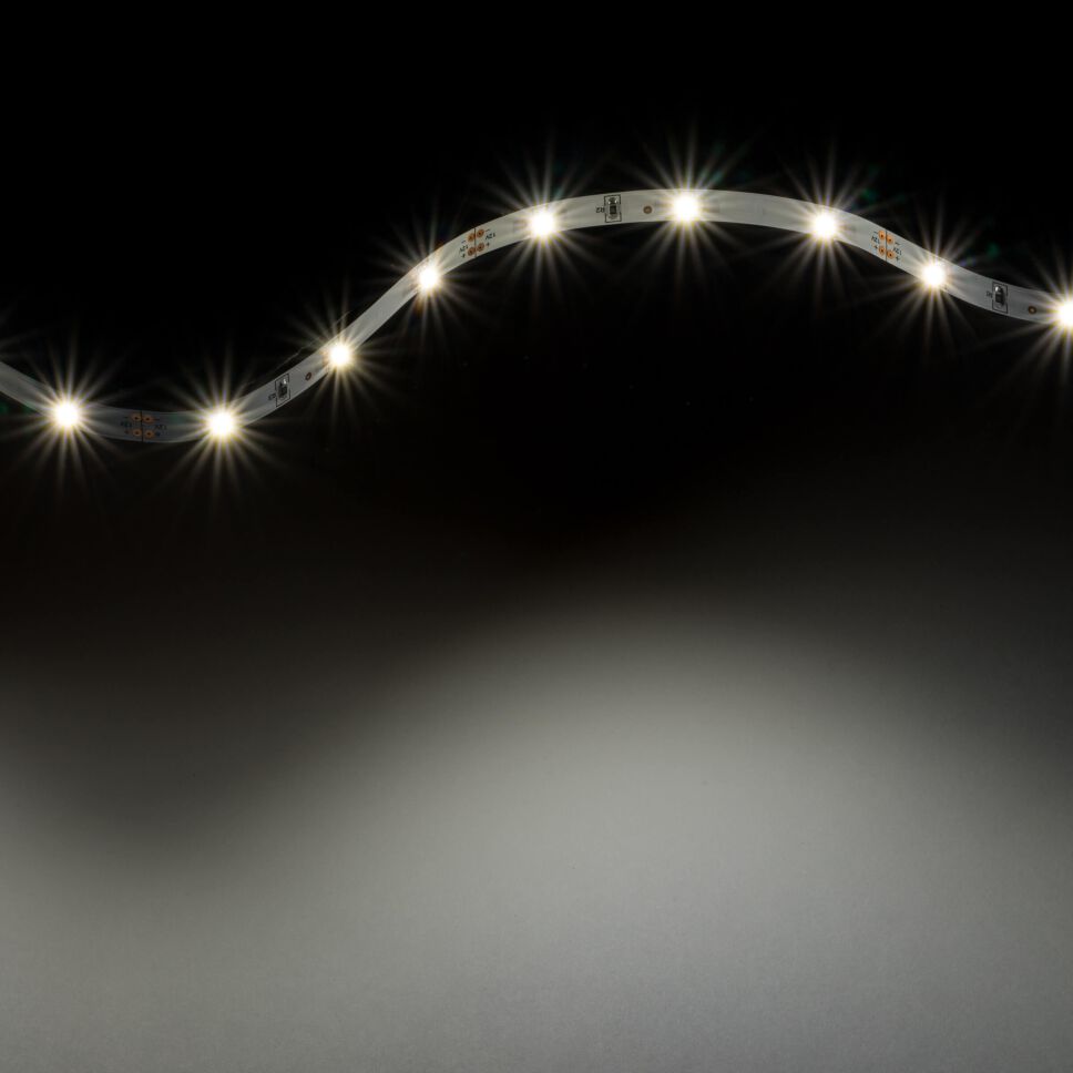Techniche Abbildung vom neutralweiß leuchtenden 12V LED Streifen. Bemaßung vorhanden