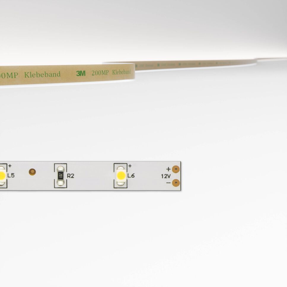 LED Streifen mit 10mm Breite und neutralweißen LEDs und blanken Lötkontakten. Lichtfarbe des Streifens wird im oberen Teil des Bildes dargestellt