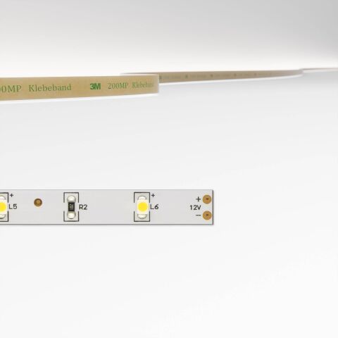 LED Streifen mit 10mm Breite und neutralweißen LEDs und blanken Lötkontakten. Lichtfarbe des Streifens wird im oberen Teil des Bildes dargestellt