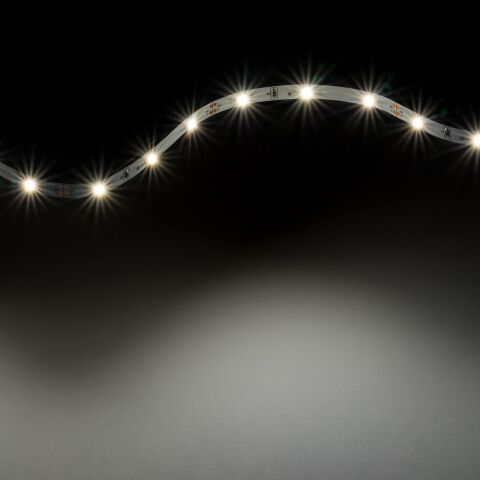LED Streifen, neutralweiß leuchtend zu einer Lichtwelle gelegt.