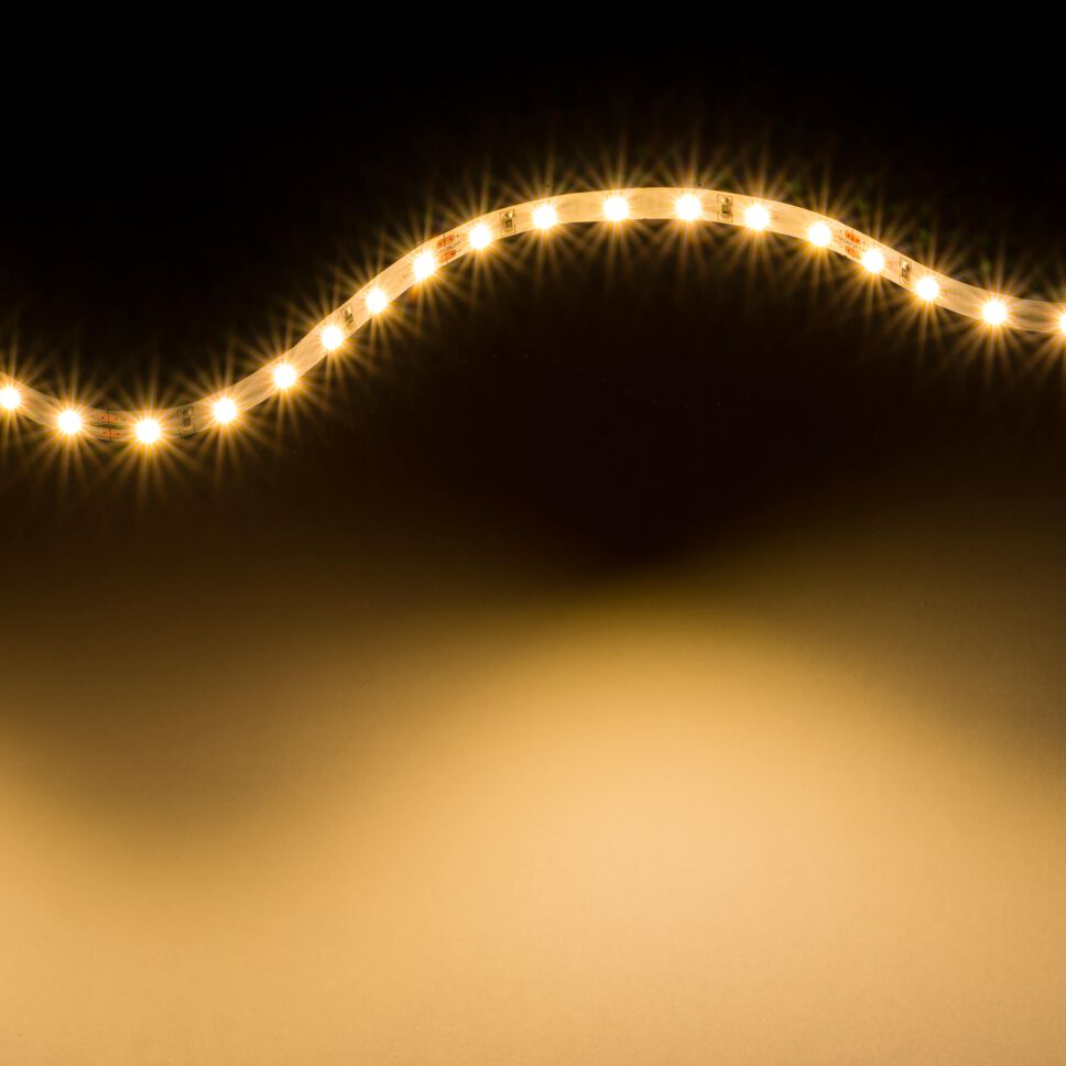 warmweiß leuchtender LED Streifen mit flexibler Leiterplatte, zu einer Welle gelegt