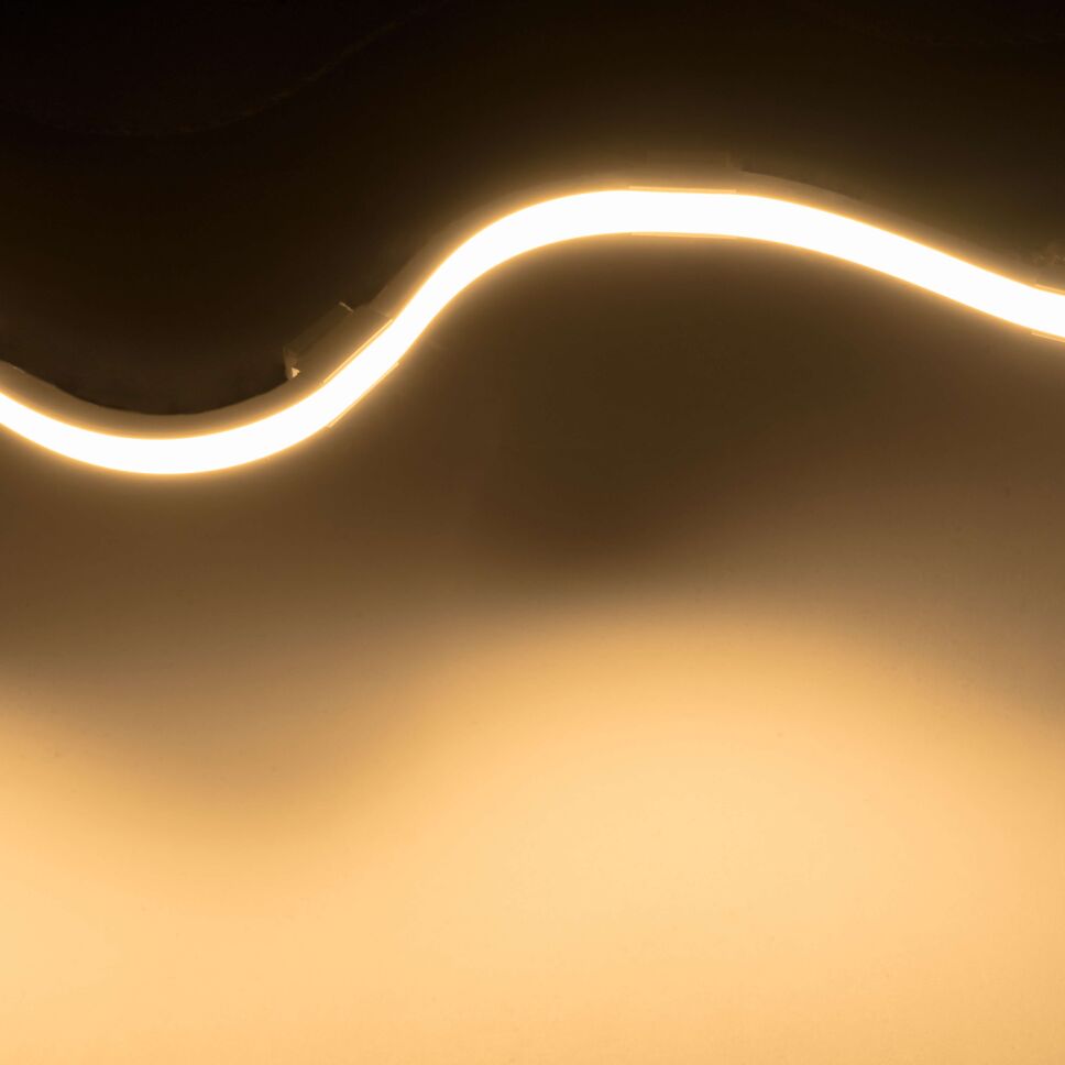 NEON SIDE LED Streifen mit nach oben leuchtenden LEDs zur Lichtwelle gelegt. Der LED Streifen leuchtet mit 3000K